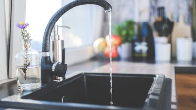 「封水切れ」が起きると、配管から下水臭が“逆流”する-便器・洗濯機・お風呂・流し…すべてがリスク源になる“臭気の抜け道”
