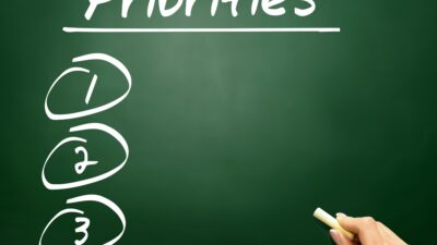 荷物が片付かない実家、プロが語る“捨てる優先順位”──「思い出」と「現実」を両立させるための、仕分けと手放しのルール